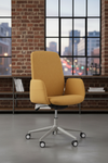 Cadeira British mostarda em loft urbano