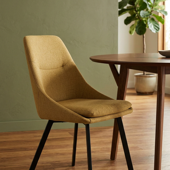 Cadeira Tyra mostarda em ambiente mid-century