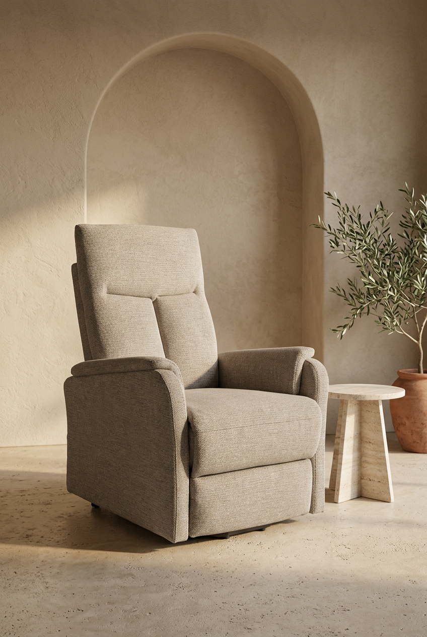 Poltrona Elevatória Kasumi taupe em sala de inspiração mediterrânica