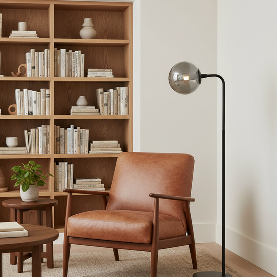 Candeeiro de pé GANDESA preto em home office minimalista estilo Japandi