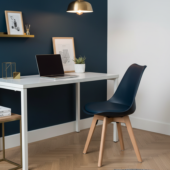 Cadeira Skagen Azul Escuro — home office sofisticado com parede navy e detalhes dourados