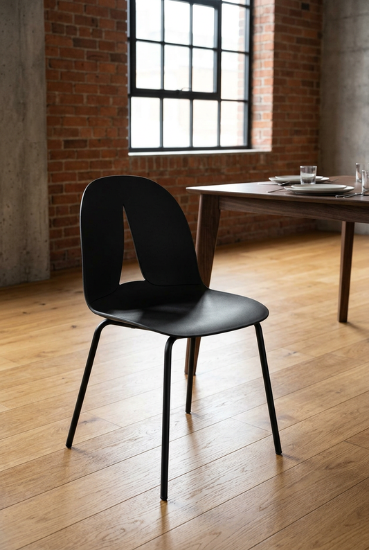 Cadeira Arwen preto em sala de jantar de estilo industrial contemporâneo
