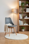 Cadeira Skagen Cinzento Escuro — sala de leitura acolhedora com estante e luz ambiente quente