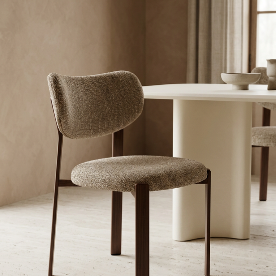 Cadeira Rumi Nogueira taupe em sala de jantar de estilo Japandi
