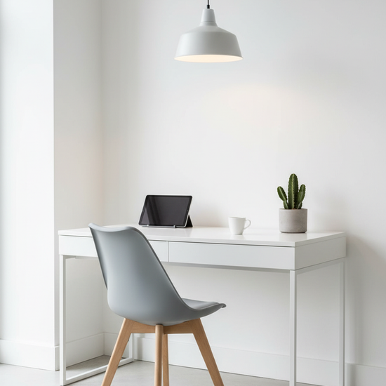 Cadeira Skagen Cinzento Claro — workspace minimalista ultra-limpo com piso de cimento