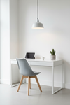 Cadeira Skagen Cinzento Claro — workspace minimalista ultra-limpo com piso de cimento