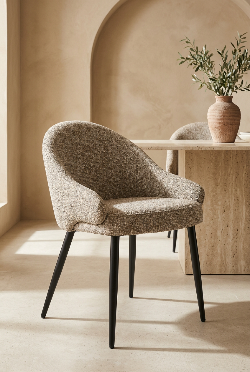 Cadeira Mira taupe em sala de jantar mediterrânica