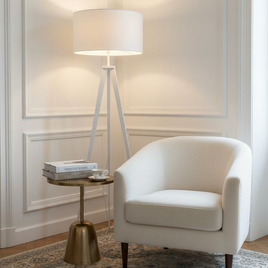 Candeeiro de pé branco em recanto de leitura parisiense com poltrona em bouclé e tapete persa
