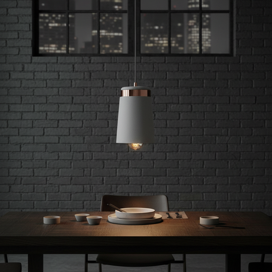 Candeeiro Suspenso BERNIA em ambiente industrial loft — cimento cinzento e cobre sobre mesa em madeira escura