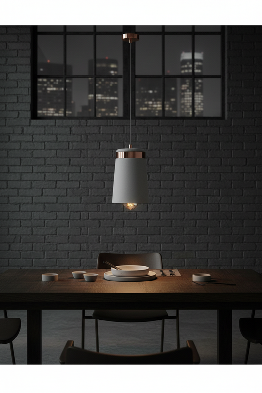 Candeeiro Suspenso BERNIA em ambiente industrial loft — cimento cinzento e cobre sobre mesa em madeira escura