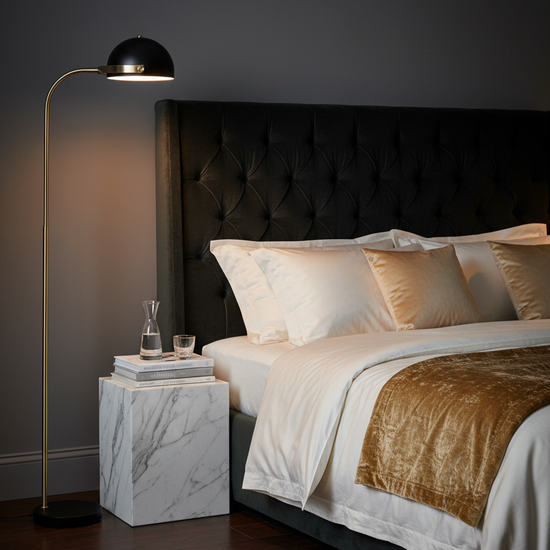 Candeeiro de pé GODALL preto em quarto glam com cabeceira em veludo e mesa de mármore