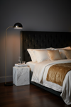 Candeeiro de pé GODALL preto em quarto glam com cabeceira em veludo e mesa de mármore