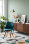 Cadeira Skagen Verde Azulado — sala moderna eclética com parede verde-salva e planta monstera
