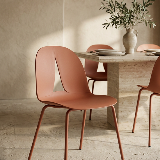 Cadeira Arwen terracota em sala de jantar de estilo mediterrânico