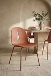 Cadeira Arwen terracota em sala de jantar de estilo mediterrânico