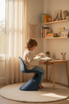 Cadeira Wavy Kids Azul Escuro em quarto infantil com criança a ler
