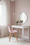 Cadeira Skagen Rosa — quarto romântico nórdico com toucador branco e flores