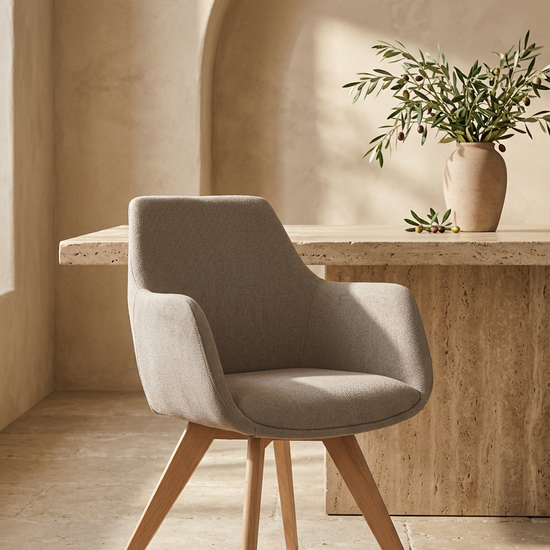 Cadeira Sharon taupe em sala de jantar de estilo mediterrânico