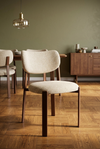 Cadeira Rumi Nogueira bege em sala de jantar de estilo mid-century