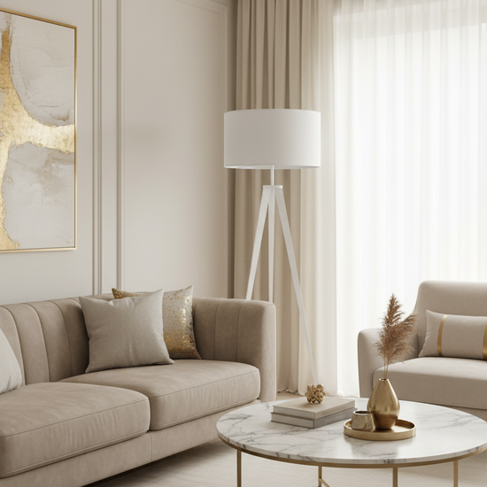 Candeeiro de pé branco em sala de estar luxuosa com sofá em veludo bege e mesa de mármore