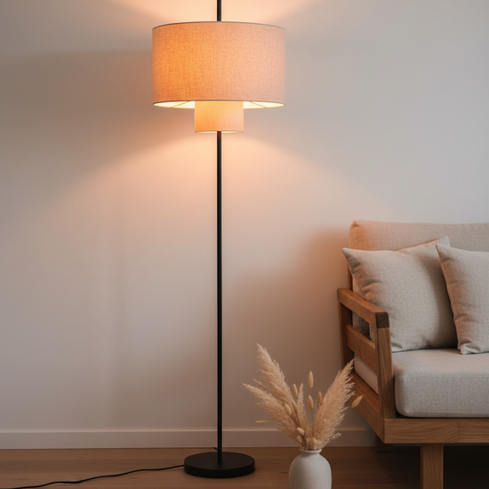 Candeeiro de pé Dahlia em sala de estar nórdica com luz quente e decoração minimalista