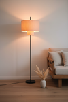 Candeeiro de pé Dahlia em sala de estar nórdica com luz quente e decoração minimalista