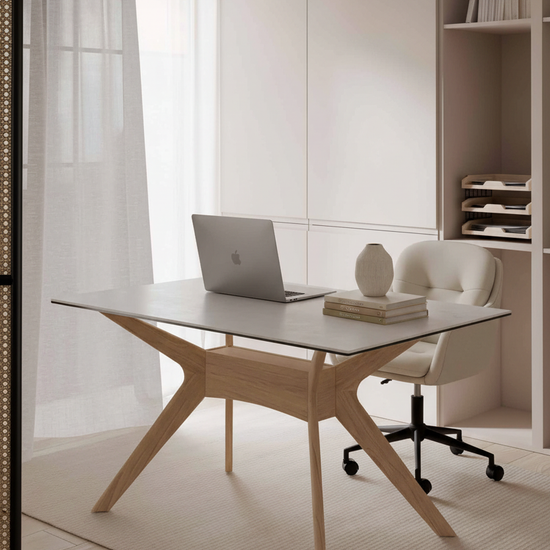 Cadeira de escritório Ontario bege em home office Japandi, secretária carvalho claro e vaso cerâmico - Dudeco