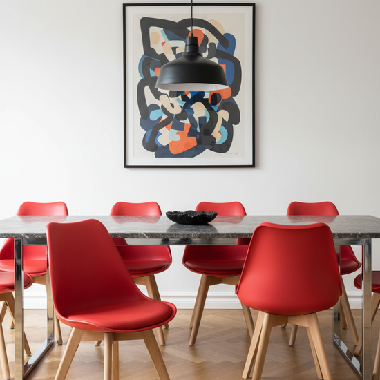 Cadeira Skagen Vermelha — sala de jantar arrojada com mesa de mármore escuro e arte abstrata