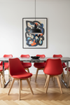 Cadeira Skagen Vermelha — sala de jantar arrojada com mesa de mármore escuro e arte abstrata