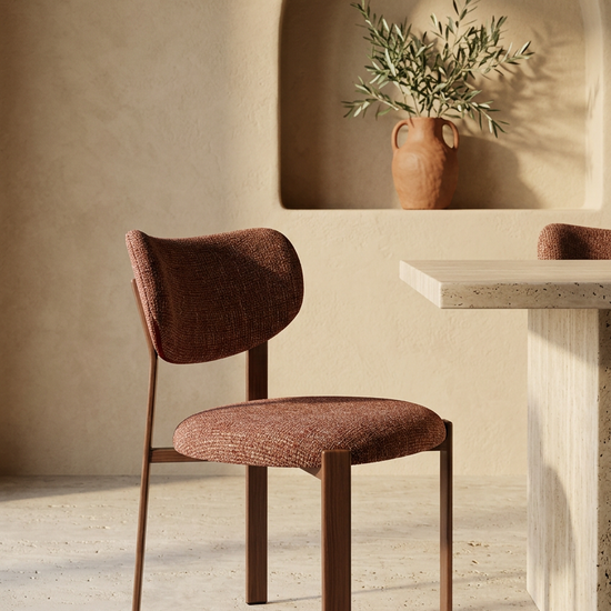 Cadeira Rumi Nogueira terracota em sala de jantar de estilo mediterrânico