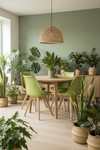Cadeira Skagen Verde — sala de jantar botânica com plantas interiores e candeeiro em rattan
