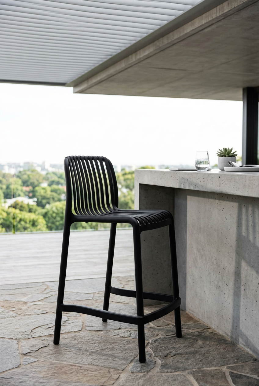 Banco Alto Walter preto num terraço urbano coberto