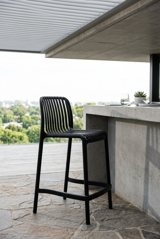Banco Alto Walter preto num terraço urbano coberto