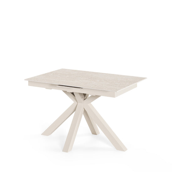 Mesa extensible Lori 160 cm Travertino con tablero de porcelana y patas metálicas en X