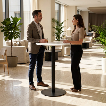 Mesa Lya Branco num lounge de hotel com pessoas