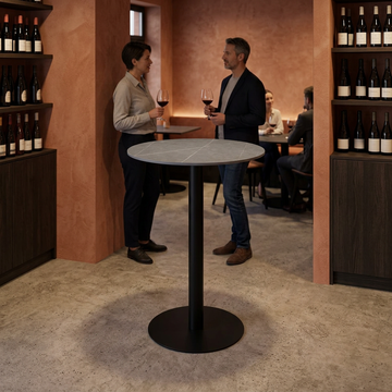 Mesa Lya Cinzento num bar de vinhos com pessoas