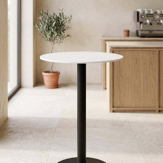 Mesa Lya com tampo branco em ambiente de cafetaria