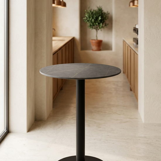 Mesa Lya com tampo cinzento em ambiente de cafetaria