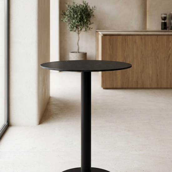 Mesa Lya com tampo preto em ambiente de cafetaria
