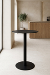Mesa Lya com tampo preto em ambiente de cafetaria