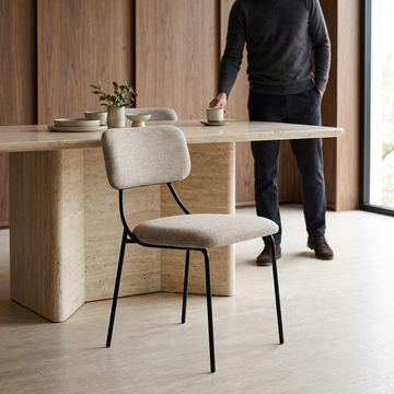 Nilsa taupe em ambiente contemporâneo com pessoa