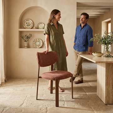 Rumi terracota nogueira com pessoas em ambiente mediterrânico