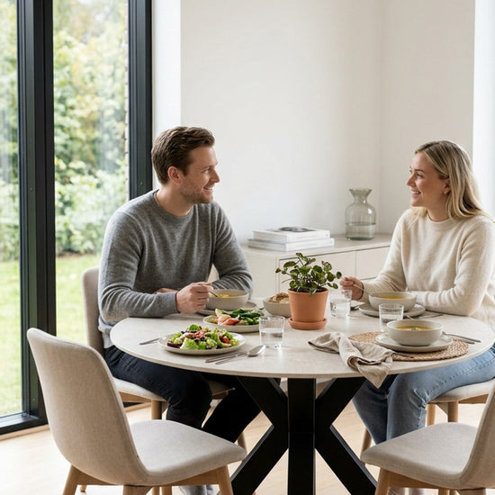 Mesa redonda Fiorella 120 cm en Travertino – ambiente con dos personas almorzando