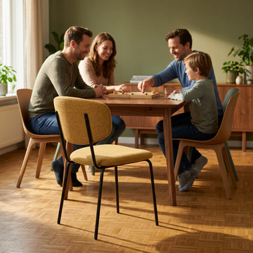 Vigga mostarda com família numa sala mid-century